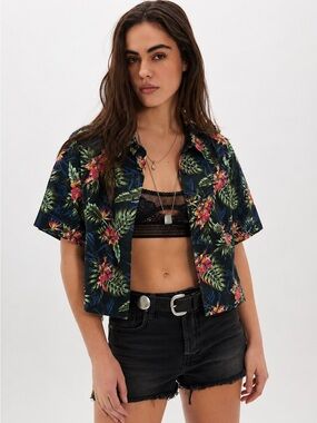 135. Women’s Tropical Floral Short-Sleeve Button-Down Shirt - Black/Green